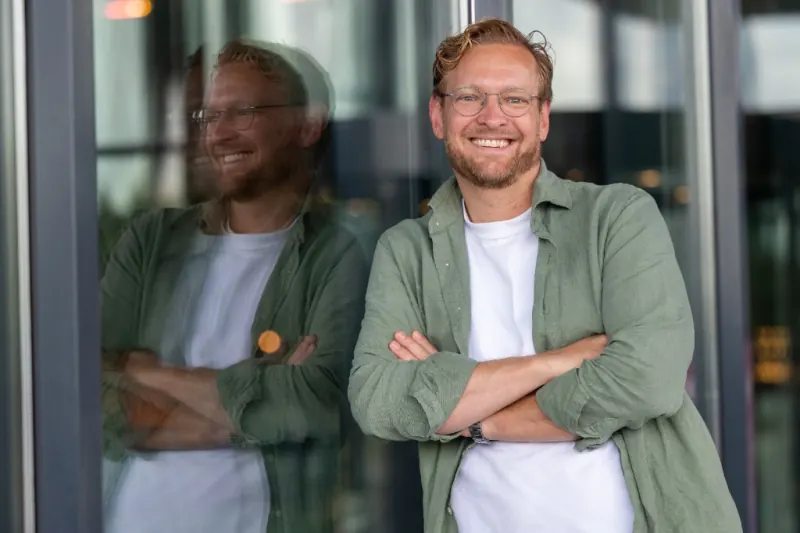 Stefan Sprenkels, founder of Q-Feeds, photographed outside after the recording.